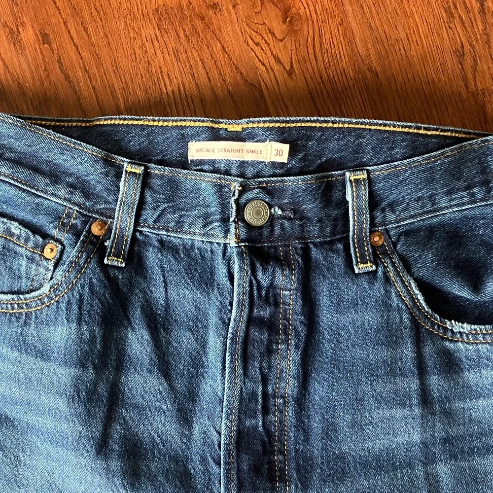 Levis - Picture 5 of 9